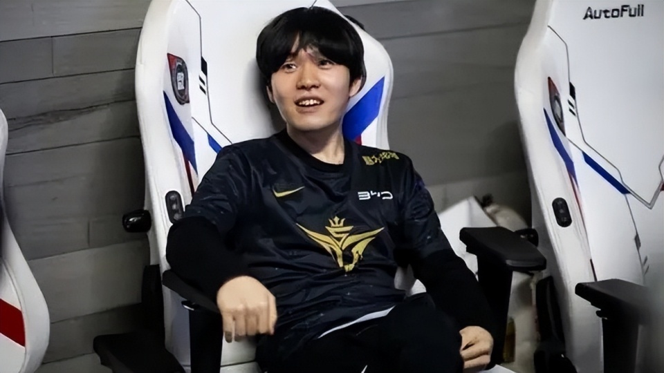 AYX-包含Rookie迎来二十赛季高光表现，FPX球迷沸腾！的词条