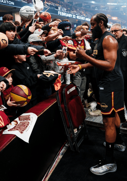 哈登回归赛场，回归赛场首场状态亮眼，日本队观众沸腾！的简单介绍