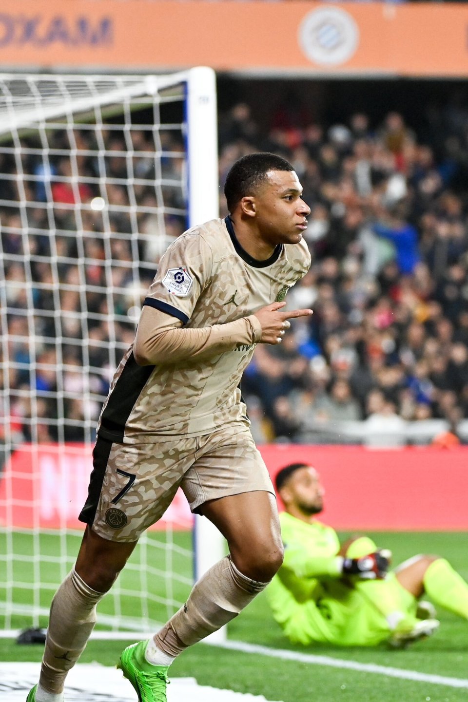 包含姆巴佩回归赛场，关键助攻首场状态亮眼，热火观众沸腾！的词条